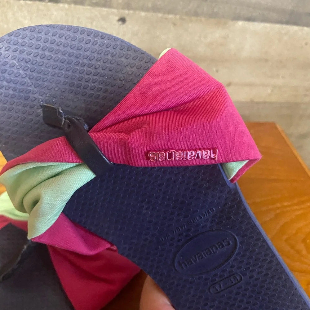 Havaianas Women's Navy Flip Flops with Pink & Mint Bow Accent size 7/8